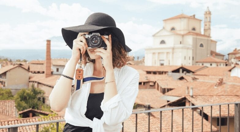 5 Must-Have Gadgets For First-Time Solo Female Travellers