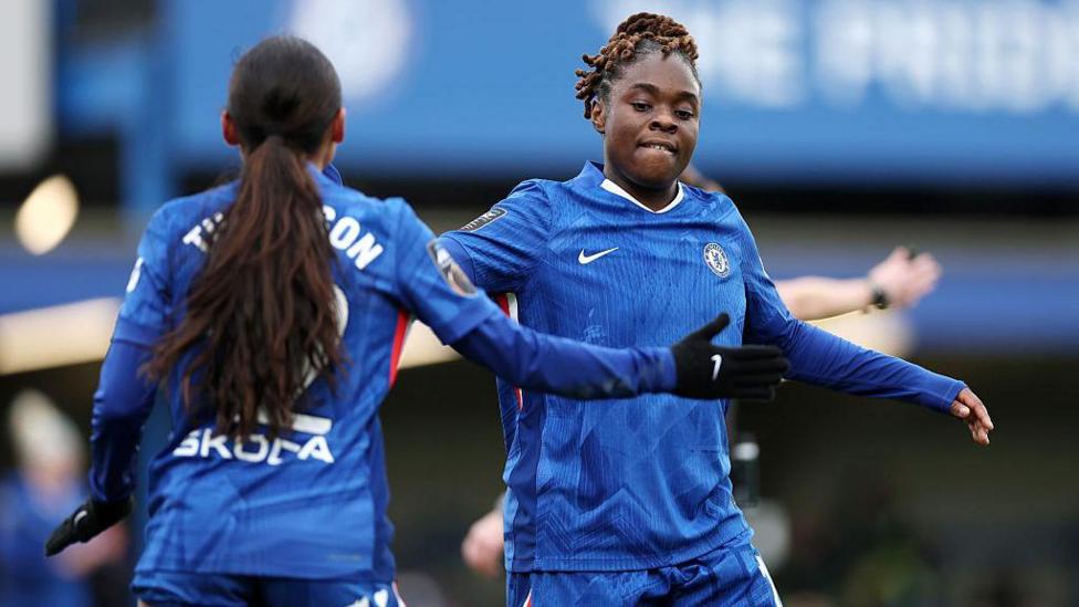 Chelsea keep up title pressure by thrashing West Ham