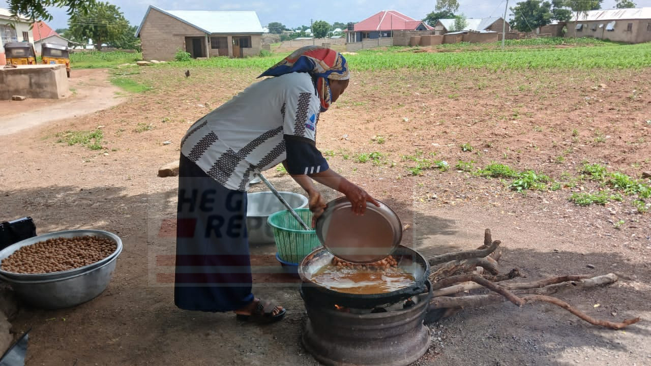 Amadu Barikisu frying kulikuli